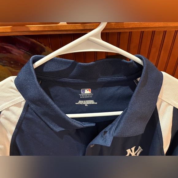 New York Yankees MLB polo. Sharp Blue Polo‎ Shirt with White Accents and logo - Picture 5 of 7
